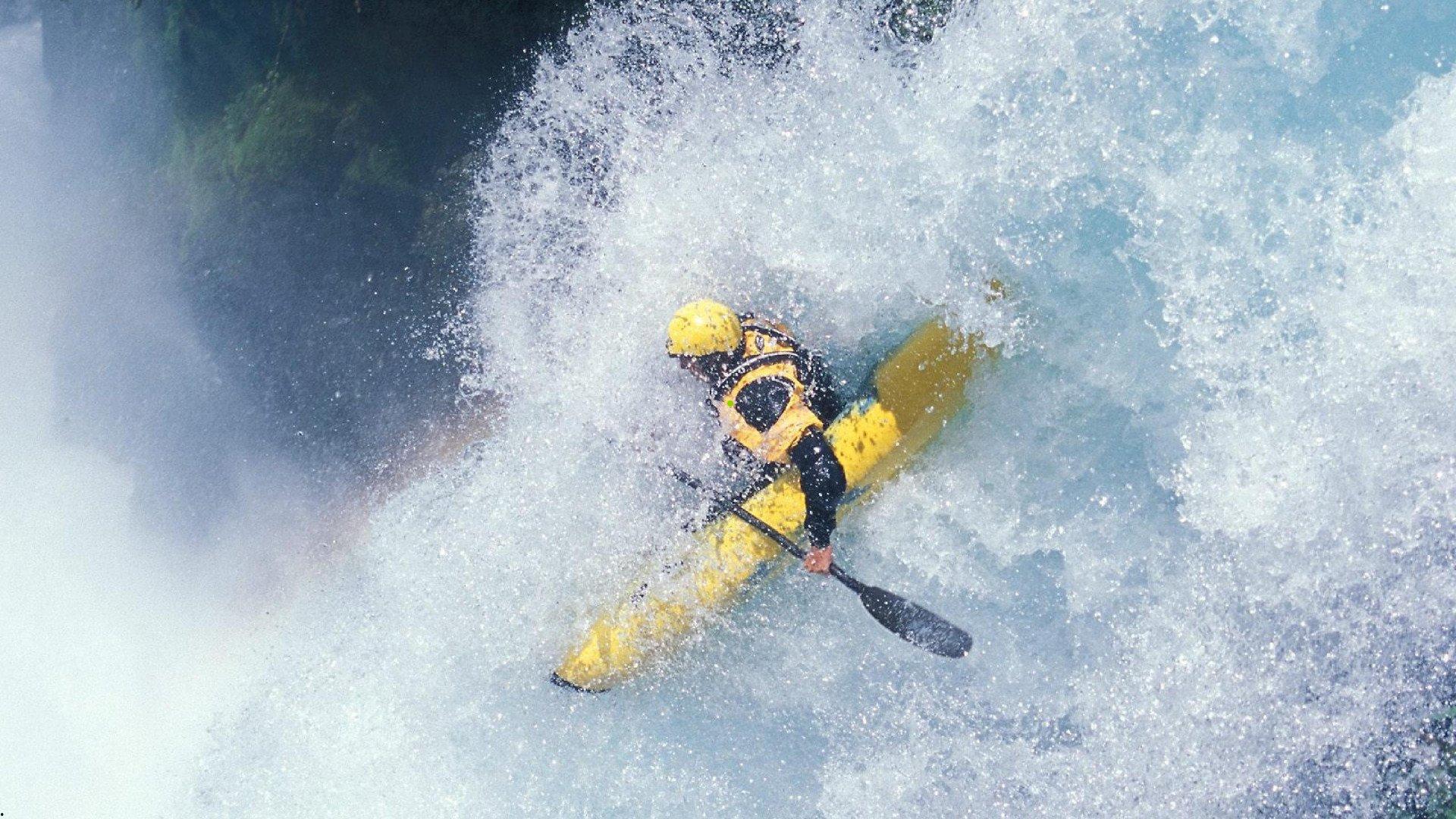 拉文运球变向加速突破，起飞空中换手单臂劈扣点燃赛场激情